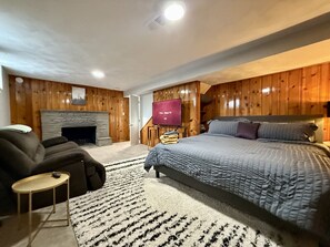 4 bedrooms, desk, iron/ironing board, free WiFi