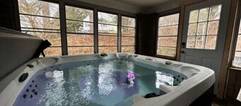 Incredible 5 bed 2 bath w/ HOT TUB close to Pitt