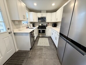 Fridge, microwave, oven, stovetop - Incredible 5 bed 2 bath w/ HOT TUB close to Pitt (Bethel Park)