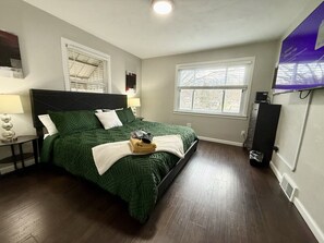 4 makuuhuonetta, työpöytä, silitysrauta/-lauta, ilmainen Wi-Fi