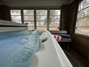 Indoor spa tub
