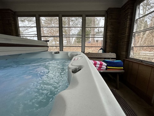 Incredible 5 bed 2 bath w/ HOT TUB close to Pitt