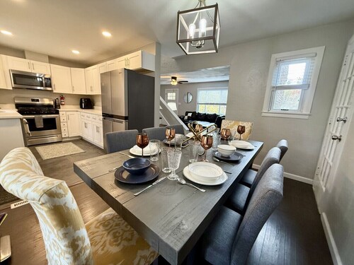 Incredible 5 bed 2 bath w/ HOT TUB close to Pitt