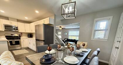 Incredible 5 bed 2 bath w/ HOT TUB close to Pitt