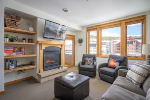 Smart TV, chimenea y estéreo 