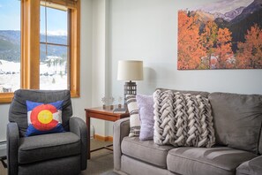 Smart TV, chimenea y estéreo 