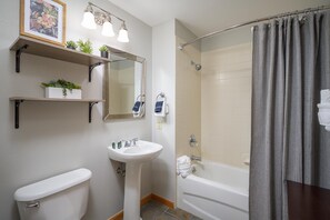 Kombinert dusj/badekar, hårføner og håndklær