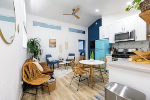 Smart TV - Sparkling Clean, Stylish 1-bdrm w/parking - 5 min to hiking & beach! (San Juan Capistrano)