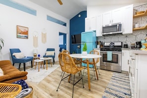 Fridge, microwave, oven, stovetop - Sparkling Clean, Stylish 1-bdrm w/parking - 5 min to hiking & beach! (San Juan Capistrano)