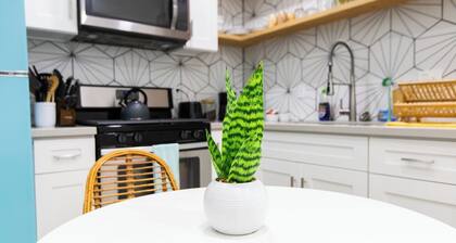 Sparkling Clean, Stylish 1-bdrm w/parking - 5 min to hiking & beach!