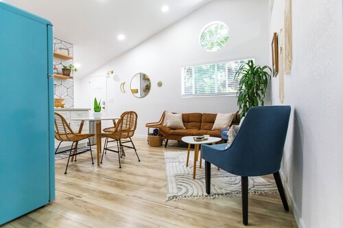 Sparkling Clean, Stylish 1-bdrm w/parking - 5 min to hiking & beach!