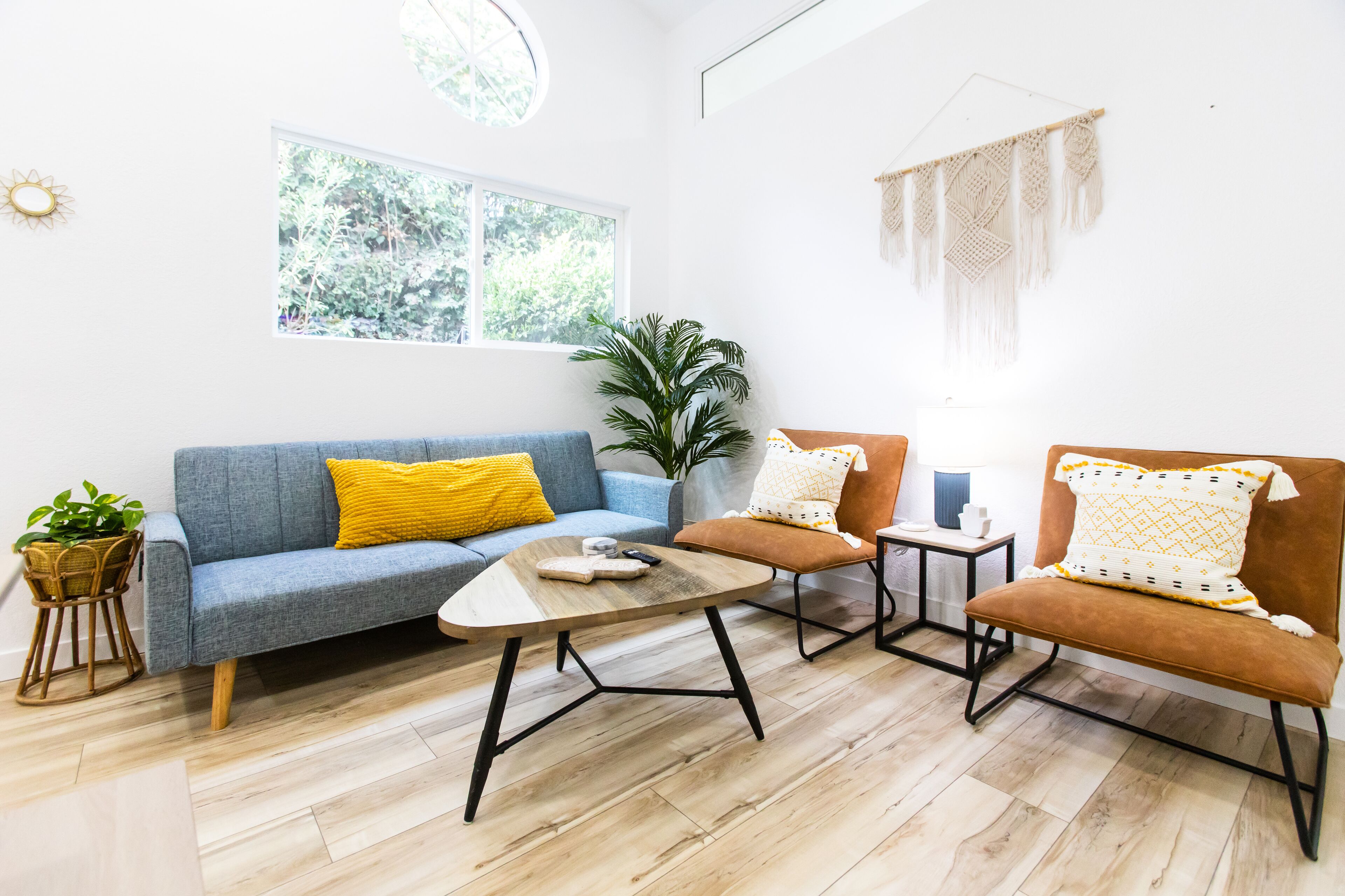 Sparkling Clean, Stylish 1-bdrm w/parking - 5 min to hiking & beach!