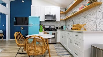 Frigorífico, microondas, horno y placa de cocina