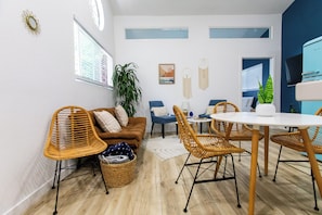 Smart TV - Sparkling Clean, Stylish 1-bdrm w/parking - 5 min to hiking & beach! (San Juan Capistrano)