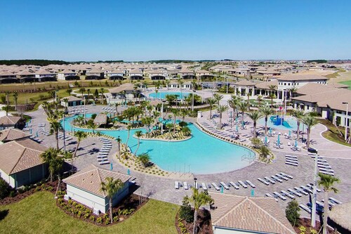 Themed, Family Friendly Townhouse in Champions Gate Resort, Pool, near Disney