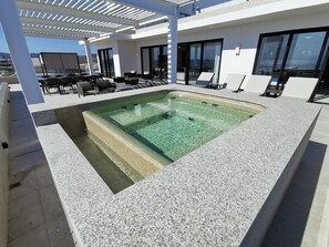 Una piscina al aire libre, una piscina climatizada