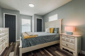 3 bedrooms, iron/ironing board, WiFi, bed sheets - Pearl O' the Sea - Family Beach House (Jamaica Beach)