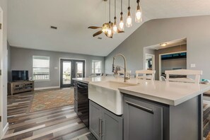 冰箱、微波炉、烤箱、炉灶