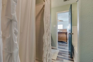 Shower, towels - Pearl O' the Sea - Family Beach House (Jamaica Beach)