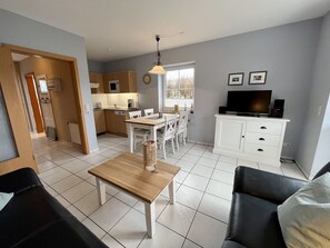 Unclassified image, 2 of 13, button - Kellenhusen - Birkenweg 11 A - Close to the beach... Semi-detached house over 2 floors for (Kellenhusen (Ostsee))