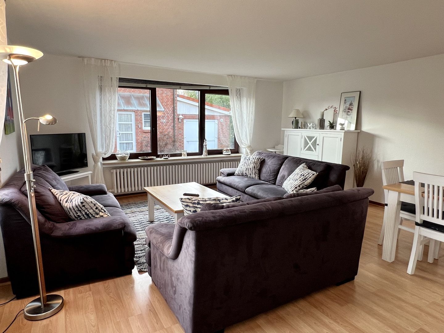 Televisión, chimenea, tenis de mesa y estéreo 