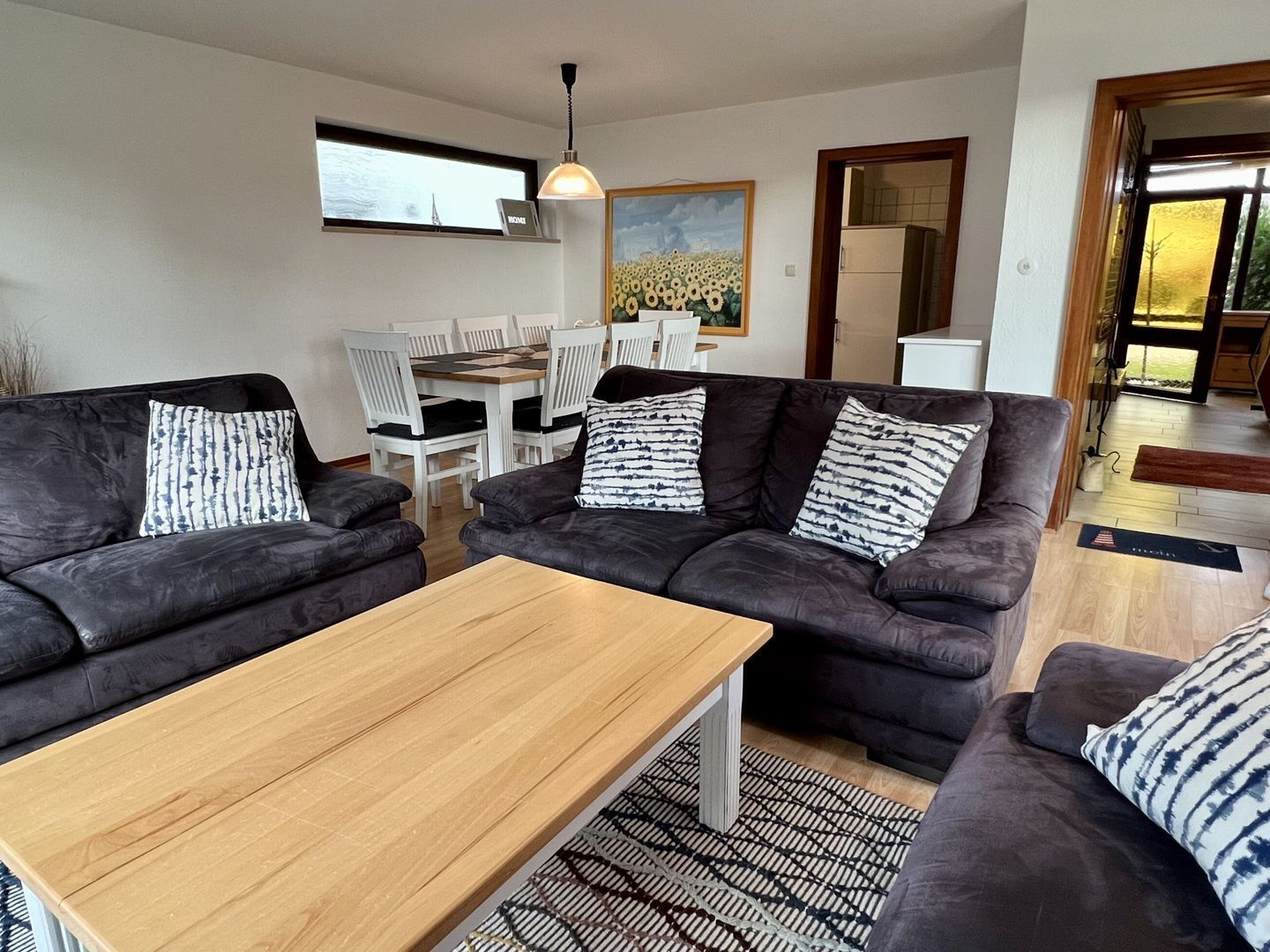 Televisión, chimenea, tenis de mesa y estéreo 