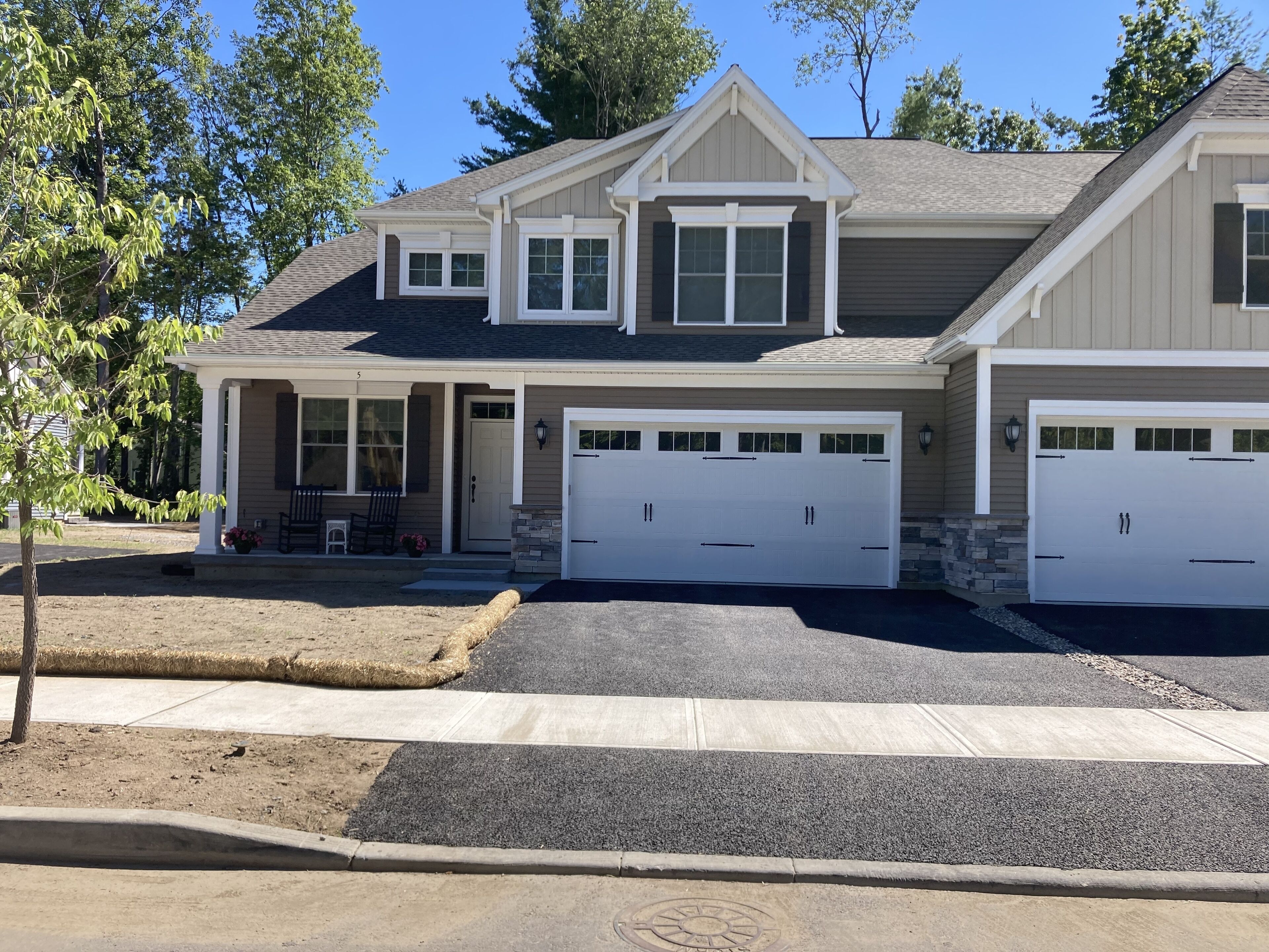 Brand new Saratoga Carriage Home! Minutes to Track, Lake, Golf & Downtown!