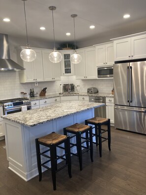 Refrigerador, microondas, horno y parrilla de estufa 