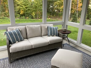 Smart TV, chimenea, libros y impresora 