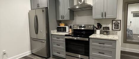 Refrigerador, microondas, horno y parrilla de estufa