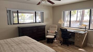 3 habitaciones, escritorio y tabla de planchar con plancha