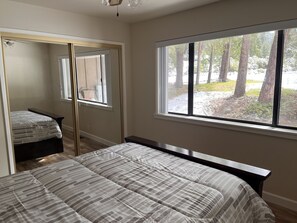 3 Schlafzimmer, Schreibtisch, Bügeleisen/Bügelbrett, Reisekinderbett