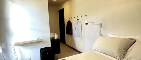 Habitación tradicional | Cortinas blackout, wifi gratis y ropa de cama