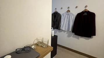 Chambre Standard, pas de fenêtre | Salle de bain | Douche, douche cascade, serviettes fournies, shampooing