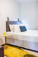 Cortinas blackout, wifi gratis y ropa de cama 