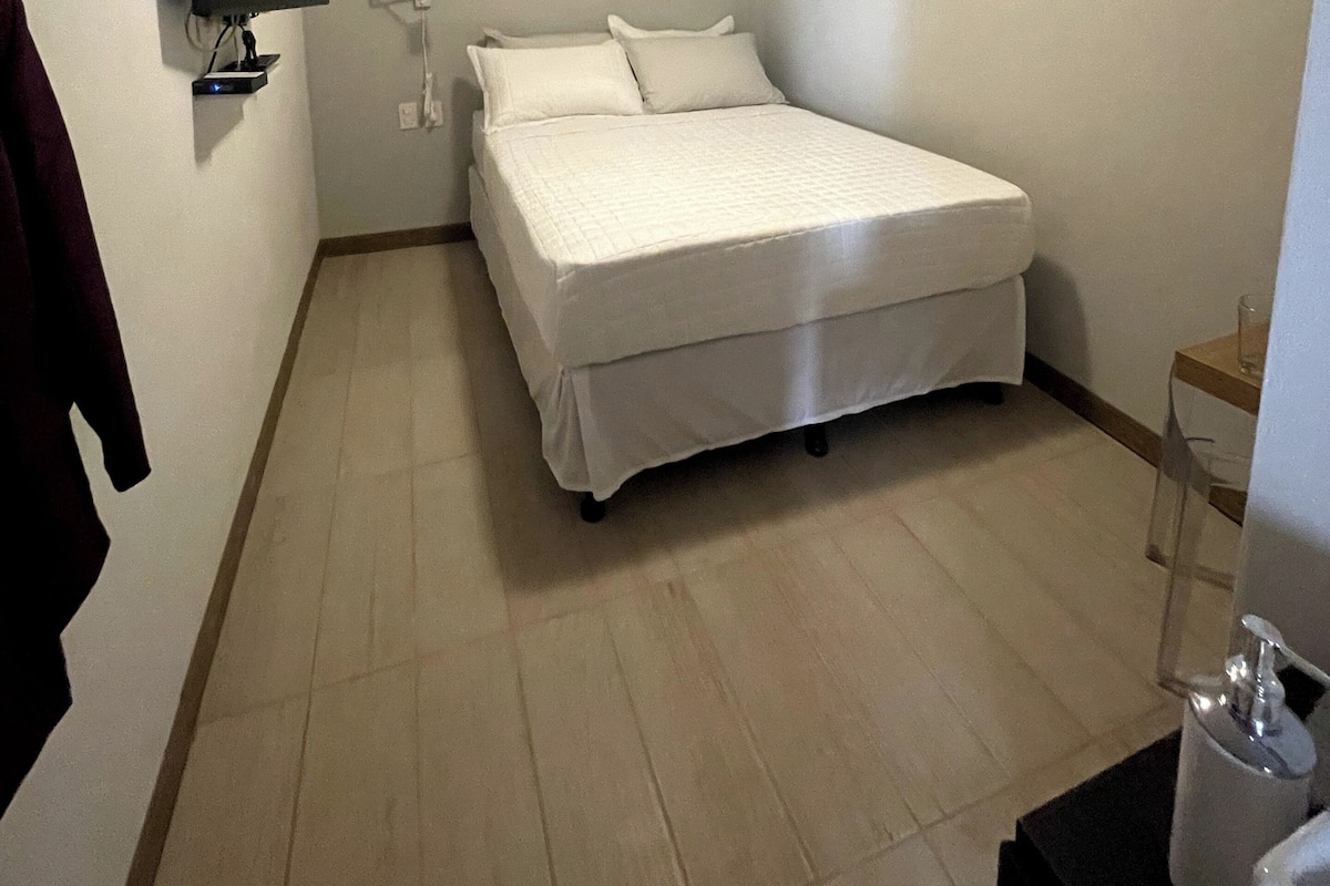 Standaard kamer, geen ramen | Verduisterende gordijnen, gratis wifi, beddengoed