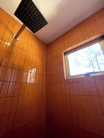 Ducha, cabezal de ducha tipo lluvia, toallas, shampoo