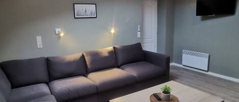 Een televisie en een tafeltennistafel