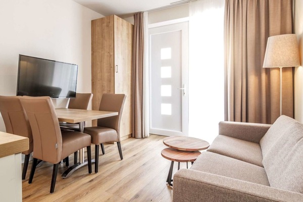 Pflanze, Eigentum, Zimmerpflanze, Gebäude, Blumentopf, Beleuchtung, Interior Design, Holz, Flooring, Fussboden