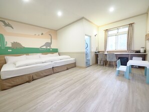 Standard Quadruple Room | Down duvets, laptop workspace, free WiFi, bed sheets - Sun Moon Cat (Yuchi)