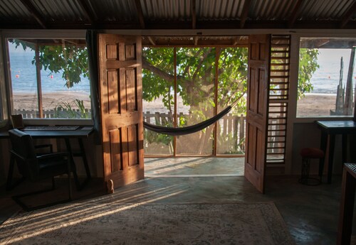 Oceanfront Cabin in Paradise, Spacious & comfy beach escape