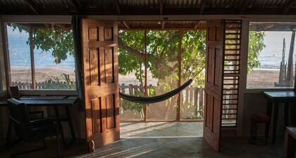 Oceanfront Cabin in Paradise, Spacious & comfy beach escape