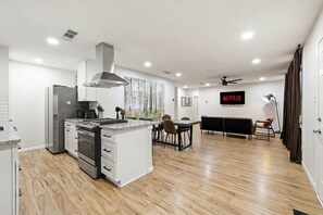 Fridge, microwave, oven, stovetop - Evergreen - Hot Tub | Outdoor Cinema | Near UNT (Denton)