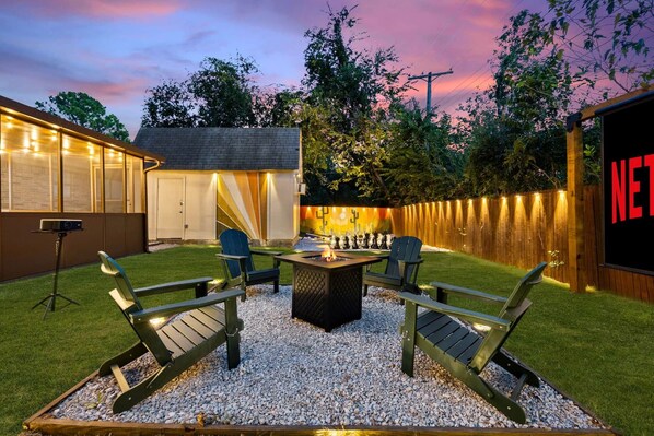 Property grounds - Evergreen - Hot Tub | Outdoor Cinema | Near UNT (Denton)