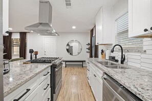 Fridge, microwave, oven, stovetop - Evergreen - Hot Tub | Outdoor Cinema | Near UNT (Denton)