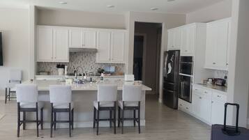 冰箱、微波炉、烤箱、炉灶