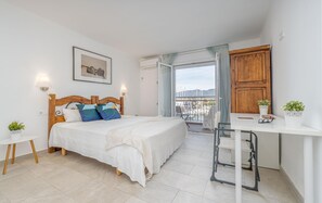 1 chambre, fer et planche à repasser