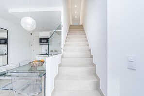 Frigorífico, microondas, horno y cafetera o tetera