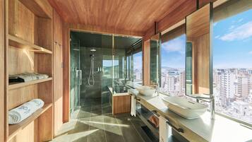 Zimmer, Nichtraucher, Balkon (Sky Floor, King) | Badezimmer | Haartrockner, Hausschuhe, Toilette mit elektrischem Bidet, Handtücher