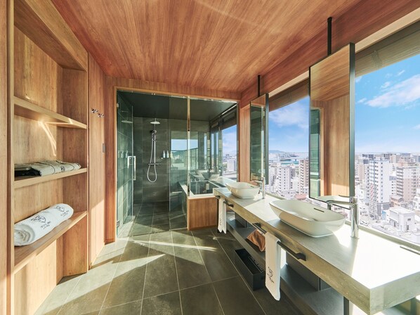Habitación, para no fumadores, balcón (Sky Floor, King) | Baño | Secadora de cabello, pantuflas, bidet electrónico, toallas